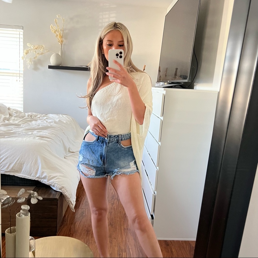 Missguided Cut Out High-Waisted Distressed Jean Shorts. Size US 4.